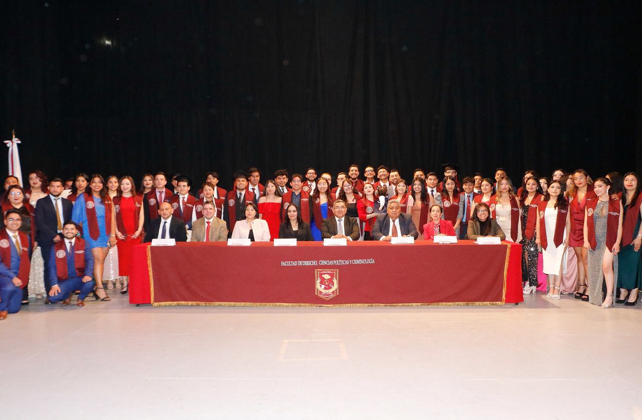 Culminan estudios en la UATx licenciados en Derecho